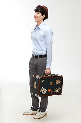 포토 JPG 스튜디오촬영 전신 모자 라이프스타일 응시 잡화 남자 여행 가방 실내 한명 서기 미소 웃음 들기 누끼 사람 동양인 정장 20대 성인 옆모습 여행가방 한국인 남자만 남자한명만 성인남자만 청년만 청년남자만 청년남자한명만 성인한명만 성인남자한명만 성인만 국내포토 1 시선 옷 뷰포인트 모션 표정 인종 청년 내부 생활 파일형식