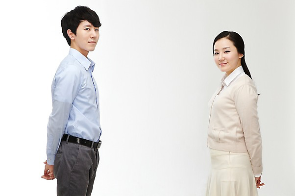 포토 JPG 스튜디오촬영 라이프스타일 부부 커플 여자 남자 한쌍 커플라이프 포즈 신혼부부 모션 실내 서기 미소 웃음 누끼 사람 동양인 20대 성인 두명 옆모습 마주보기 한국인 뒷짐 신혼 청년만 성인만 국내포토 뷰포인트 관계 표정 인종 청년 내부 생활 파일형식