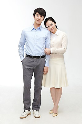 포토 JPG 스튜디오촬영 전신 라이프스타일 부부 커플 여자 남자 한쌍 커플라이프 신혼부부 실내 서기 미소 웃음 누끼 사람 동양인 20대 성인 두명 앞모습 팔짱 한국인 신혼 청년만 성인만 국내포토 뷰포인트 관계 모션 표정 인종 청년 내부 생활 파일형식