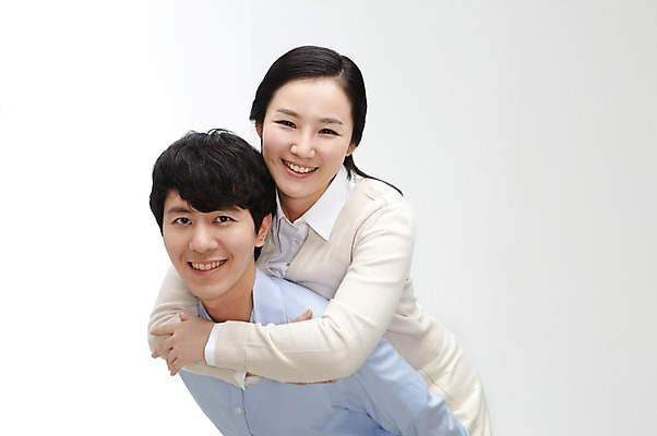 포토 JPG 스튜디오촬영 라이프스타일 부부 커플 여자 남자 한쌍 커플라이프 신혼부부 실내 미소 웃음 누끼 사람 동양인 상반신 20대 성인 두명 앞모습 한국인 신혼 업기 청년만 성인만 국내포토 뷰포인트 관계 모션 표정 인종 청년 내부 생활 파일형식