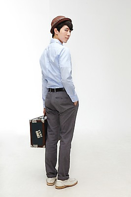 포토 JPG 스튜디오촬영 전신 모자 라이프스타일 응시 잡화 남자 여행 가방 실내 한명 서기 들기 누끼 사람 동양인 정장 20대 성인 뒷모습 여행가방 한국인 뒤돌아보기 남자만 남자한명만 성인남자만 청년만 청년남자만 청년남자한명만 성인한명만 성인남자한명만 성인만 국내포토 1 시선 옷 뷰포인트 모션 인종 청년 내부 생활 파일형식