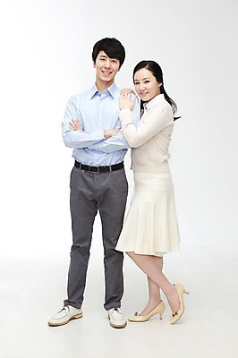 포토 JPG 스튜디오촬영 전신 라이프스타일 부부 커플 여자 남자 한쌍 커플라이프 포즈 신혼부부 실내 서기 미소 웃음 누끼 사람 동양인 20대 성인 두명 앞모습 옆모습 팔짱 한국인 신혼 청년만 성인만 국내포토 뷰포인트 관계 모션 표정 인종 청년 내부 생활 파일형식