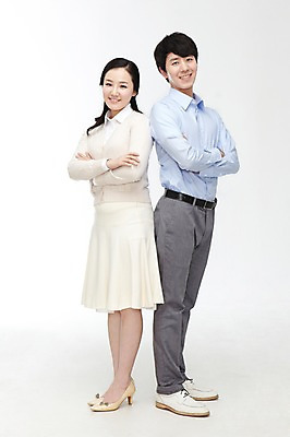 포토 JPG 스튜디오촬영 전신 라이프스타일 부부 커플 여자 남자 한쌍 커플라이프 포즈 신혼부부 모션 실내 서기 미소 웃음 누끼 사람 동양인 20대 성인 두명 옆모습 팔짱 한국인 등맞대기 신혼 청년만 성인만 국내포토 뷰포인트 관계 표정 인종 청년 내부 생활 파일형식