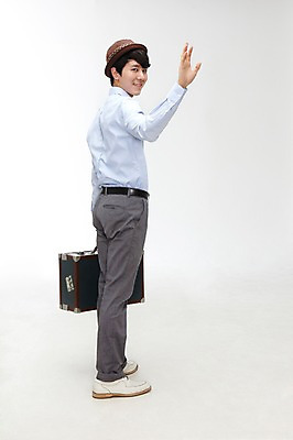 포토 JPG 스튜디오촬영 전신 모자 라이프스타일 잡화 남자 여행 가방 실내 한명 서기 미소 웃음 들기 누끼 사람 동양인 정장 손짓 20대 성인 옆모습 여행가방 한국인 인사 손인사 남자만 남자한명만 성인남자만 청년만 청년남자만 청년남자한명만 성인한명만 성인남자한명만 성인만 국내포토 1 옷 뷰포인트 모션 표정 인종 청년 내부 생활 예절 파일형식