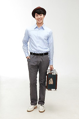 포토 JPG 스튜디오촬영 전신 모자 라이프스타일 잡화 남자 여행 가방 실내 한명 서기 미소 웃음 들기 누끼 사람 동양인 정장 20대 성인 앞모습 여행가방 한국인 남자만 남자한명만 성인남자만 청년만 청년남자만 청년남자한명만 성인한명만 성인남자한명만 성인만 국내포토 1 옷 뷰포인트 모션 표정 인종 청년 내부 생활 파일형식