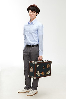 포토 JPG 스튜디오촬영 전신 모자 라이프스타일 잡화 남자 여행 가방 실내 한명 서기 미소 웃음 들기 누끼 사람 동양인 정장 20대 성인 앞모습 여행가방 한국인 남자만 남자한명만 성인남자만 청년만 청년남자만 청년남자한명만 성인한명만 성인남자한명만 성인만 국내포토 1 옷 뷰포인트 모션 표정 인종 청년 내부 생활 파일형식