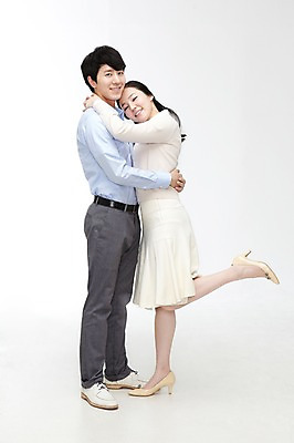 포토 JPG 스튜디오촬영 전신 라이프스타일 부부 커플 여자 남자 한쌍 커플라이프 포즈 신혼부부 안기 모션 포옹 실내 서기 미소 웃음 누끼 사람 동양인 20대 성인 두명 옆모습 한국인 신혼 청년만 성인만 국내포토 뷰포인트 관계 표정 인종 청년 내부 생활 파일형식