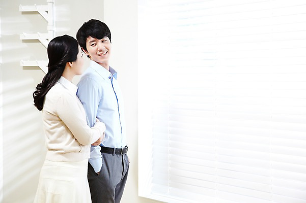 포토 JPG 스튜디오촬영 라이프스타일 부부 커플 여자 남자 한쌍 커플라이프 창문 신혼부부 실내 서기 미소 웃음 사람 동양인 20대 성인 두명 옆모습 마주보기 팔짱 한국인 블라인드 창가 신혼 청년만 성인만 국내포토 뷰포인트 관계 모션 표정 인종 청년 내부 생활 커튼 파일형식