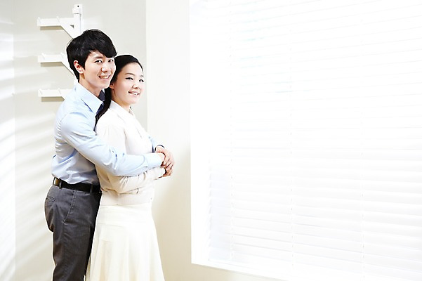 포토 JPG 스튜디오촬영 라이프스타일 부부 커플 여자 남자 한쌍 커플라이프 창문 신혼부부 안기 포옹 실내 서기 미소 웃음 사람 동양인 20대 성인 두명 옆모습 한국인 블라인드 창가 신혼 청년만 성인만 국내포토 뷰포인트 관계 모션 표정 인종 청년 내부 생활 커튼 파일형식