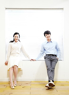 포토 JPG 스튜디오촬영 전신 라이프스타일 부부 커플 여자 남자 한쌍 커플라이프 창문 신혼부부 실내 미소 웃음 사람 동양인 20대 성인 두명 앞모습 손잡기 한국인 블라인드 마루 창가 신혼 걸터앉기 청년만 성인만 국내포토 뷰포인트 관계 모션 바닥 표정 앉기 인종 청년 내부 생활 커튼 파일형식