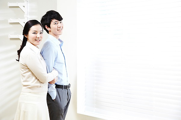 포토 JPG 스튜디오촬영 라이프스타일 부부 커플 여자 남자 한쌍 커플라이프 창문 신혼부부 실내 서기 미소 웃음 사람 동양인 20대 성인 두명 옆모습 팔짱 한국인 블라인드 창가 신혼 청년만 성인만 국내포토 뷰포인트 관계 모션 표정 인종 청년 내부 생활 커튼 파일형식