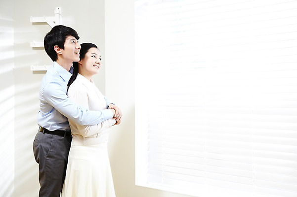 포토 JPG 스튜디오촬영 라이프스타일 부부 커플 응시 여자 남자 한쌍 커플라이프 창문 신혼부부 안기 포옹 실내 서기 미소 웃음 사람 동양인 20대 성인 두명 옆모습 한국인 블라인드 창가 신혼 청년만 성인만 국내포토 시선 뷰포인트 관계 모션 표정 인종 청년 내부 생활 커튼 파일형식