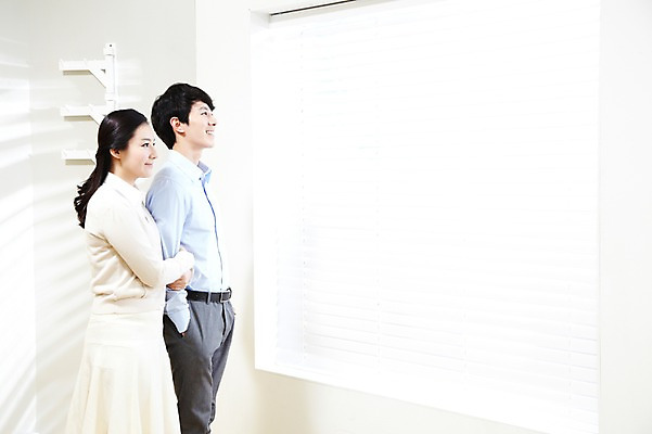 포토 JPG 스튜디오촬영 라이프스타일 부부 커플 응시 여자 남자 한쌍 커플라이프 창문 신혼부부 실내 서기 미소 웃음 사람 동양인 20대 성인 두명 옆모습 팔짱 한국인 블라인드 창가 신혼 청년만 성인만 국내포토 시선 뷰포인트 관계 모션 표정 인종 청년 내부 생활 커튼 파일형식