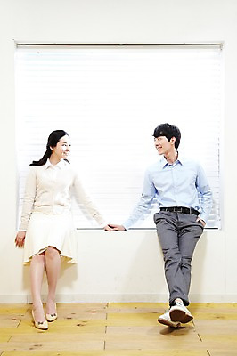 포토 JPG 스튜디오촬영 전신 라이프스타일 부부 커플 여자 남자 한쌍 커플라이프 창문 신혼부부 실내 미소 웃음 사람 동양인 20대 성인 두명 앞모습 마주보기 손잡기 한국인 블라인드 마루 창가 신혼 걸터앉기 청년만 성인만 국내포토 뷰포인트 관계 모션 바닥 표정 앉기 인종 청년 내부 생활 커튼 파일형식