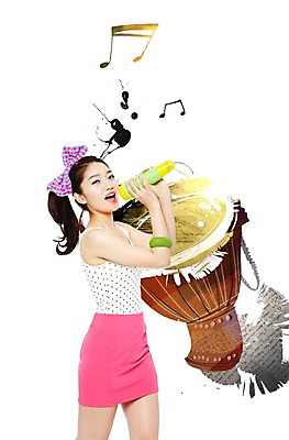 PSD 편집이미지 긴머리 옷 여자 패션 리본 음악 포즈 노래 팔찌 모션 한명 서기 사람 동양인 20대 성인 청춘 치마 민소매 장난감 놀이용품 한국인 추억 마이크 복고 디스코 부름 무선마이크 묶은머리 여자만 여자한명만 성인여자만 청년만 청년여자만 성인한명만 청년여자한명만 성인여자한명만 성인만 이미지편집 1 헤어스타일 음향기기 컨셉 상의 장신구 하의 문화예술 인종 청년 춤 오브젝트 파일형식