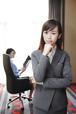 포토 JPG 외국인 해외기획촬영 직업 라이프스타일 여자 생각 비즈니스 2011년중국 창문 실내 서기 들기 사람 앉기 동양인 정장 20대 성인 두명 앞모습 옆모습 아웃포커스 비즈니스라이프 사무실 중국인 중국 업무 커튼 직장인 비즈니스우먼 작업실 목표 계획 상사 보고 청도 동료 보고서 문서 부하 열정 불만 업무보고 여자만 성인여자만 청년만 청년여자만 성인만 국내포토 옷 감정 아시아 뷰포인트 컨셉 관계 모션 촬영기법 인종 청년 내부 생활 작업 발표 파일형식