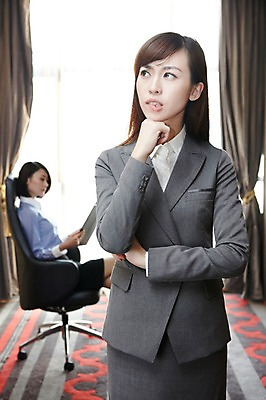 포토 JPG 외국인 해외기획촬영 직업 라이프스타일 응시 여자 생각 비즈니스 2011년중국 창문 실내 서기 들기 사람 앉기 동양인 정장 20대 성인 두명 앞모습 옆모습 아웃포커스 비즈니스라이프 사무실 중국인 중국 업무 커튼 직장인 비즈니스우먼 작업실 목표 계획 상사 보고 청도 동료 보고서 문서 부하 열정 불만 업무보고 여자만 성인여자만 청년만 청년여자만 성인만 국내포토 시선 옷 감정 아시아 뷰포인트 컨셉 관계 모션 촬영기법 인종 청년 내부 생활 작업 발표 파일형식