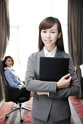 포토 JPG 외국인 해외기획촬영 직업 라이프스타일 여자 비즈니스 2011년중국 창문 실내 서기 미소 웃음 들기 사람 앉기 동양인 정장 20대 성인 두명 앞모습 옆모습 아웃포커스 비즈니스라이프 사무실 중국인 중국 업무 커튼 직장인 비즈니스우먼 작업실 목표 계획 상사 보고 청도 동료 보고서 문서 부하 열정 업무보고 여자만 성인여자만 청년만 청년여자만 성인만 국내포토 옷 감정 아시아 뷰포인트 컨셉 관계 모션 촬영기법 표정 인종 청년 내부 생활 작업 발표 파일형식