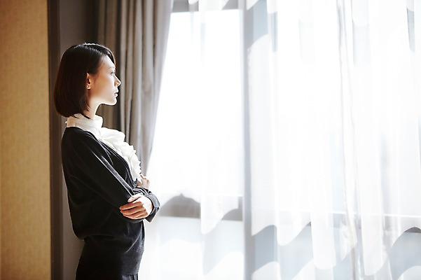 포토 JPG 주간 외국인 해외기획촬영 직업 라이프스타일 응시 여자 여유 생각 비즈니스 2011년중국 창문 호텔 휴식 실내 한명 사람 동양인 정장 상반신 20대 성인 옆모습 비즈니스라이프 사무실 햇빛 중국인 팔짱 중국 커튼 직장인 비즈니스우먼 청도 창가 여자만 여자한명만 성인여자만 청년만 청년여자만 성인한명만 청년여자한명만 성인여자한명만 성인만 국내포토 자연요소 1 시선 옷 감정 아시아 뷰포인트 컨셉 모션 숙소 인종 청년 내부 생활 태양 파일형식