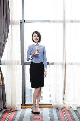 포토 JPG 주간 전신 외국인 해외기획촬영 직업 라이프스타일 여자 여유 비즈니스 2011년중국 창문 호텔 휴식 실내 한명 서기 미소 웃음 들기 사람 동양인 정장 20대 성인 앞모습 비즈니스라이프 사무실 중국인 중국 시간 커튼 직장인 비즈니스우먼 하이힐 청도 창가 모래시계 여자만 여자한명만 성인여자만 청년만 청년여자만 성인한명만 청년여자한명만 성인여자한명만 성인만 국내포토 자연요소 1 옷 감정 아시아 모래 구두 뷰포인트 시계 컨셉 모션 숙소 표정 인종 청년 내부 생활 여성화 파일형식