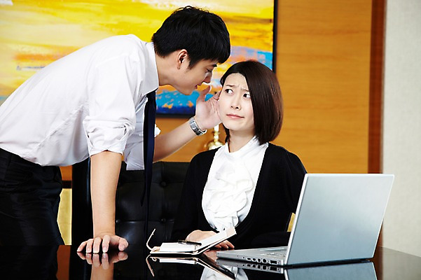 포토 JPG 외국인 해외기획촬영 직업 라이프스타일 여자 남자 액자 비즈니스 2011년중국 탁자 실내 서기 사람 앉기 동양인 정장 20대 성인 두명 비즈니스라이프 노트북 컴퓨터 중국인 다이어리 중국 직장인 비즈니스맨 비즈니스우먼 목표 계획 귓속말 청도 동료 열정 불쾌함 성희롱 청년만 성인만 국내포토 옷 감정 아시아 가구 컨셉 관계 모션 인종 청년 내부 생활 전자제품 사무용품 성범죄 파일형식