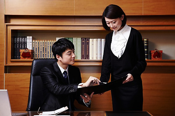 포토 JPG 외국인 해외기획촬영 직업 라이프스타일 응시 여자 남자 의자 비즈니스 2011년중국 탁자 책장 실내 서기 사람 앉기 동양인 정장 20대 성인 두명 책 비즈니스라이프 노트북 컴퓨터 사무실 중국인 펜 다이어리 중국 가리킴 직장인 비즈니스맨 비즈니스우먼 목표 계획 상사 보고 청도 책상 보고서 문서 부하 열정 결재 보여주기 지적 업무보고 청년만 성인만 국내포토 시선 옷 감정 아시아 가구 컨셉 모션 인종 손짓 청년 내부 생활 전자제품 필기구 사무용품 발표 파일형식