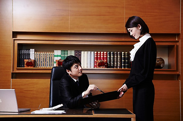 포토 JPG 외국인 해외기획촬영 직업 라이프스타일 응시 여자 남자 의자 비즈니스 2011년중국 탁자 책장 실내 서기 사람 앉기 동양인 정장 20대 성인 두명 책 비즈니스라이프 노트북 컴퓨터 사무실 중국인 펜 다이어리 중국 가리킴 직장인 비즈니스맨 비즈니스우먼 목표 계획 상사 보고 청도 책상 보고서 문서 부하 열정 결재 보여주기 지적 업무보고 청년만 성인만 국내포토 시선 옷 감정 아시아 가구 컨셉 모션 인종 손짓 청년 내부 생활 전자제품 필기구 사무용품 발표 파일형식