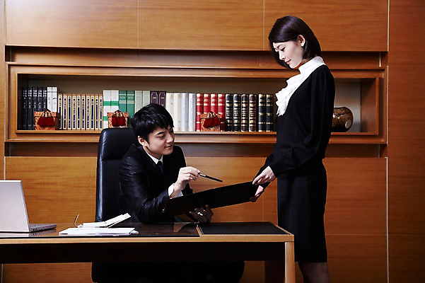 포토 JPG 외국인 해외기획촬영 직업 라이프스타일 응시 여자 남자 의자 비즈니스 2011년중국 탁자 책장 실내 서기 사람 앉기 동양인 정장 20대 성인 두명 책 비즈니스라이프 노트북 컴퓨터 사무실 중국인 펜 다이어리 중국 가리킴 직장인 비즈니스맨 비즈니스우먼 목표 계획 상사 보고 청도 책상 보고서 문서 부하 열정 결재 보여주기 지적 업무보고 청년만 성인만 국내포토 시선 옷 감정 아시아 가구 컨셉 모션 인종 손짓 청년 내부 생활 전자제품 필기구 사무용품 발표 파일형식