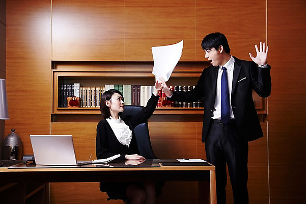 포토 JPG 외국인 해외기획촬영 직업 라이프스타일 여자 남자 종이 의자 비즈니스 2011년중국 탁자 책장 실내 서기 사람 앉기 동양인 정장 20대 성인 두명 책 비즈니스라이프 노트북 컴퓨터 사무실 중국인 다이어리 중국 놀람 분노 스탠드 직장인 비즈니스맨 비즈니스우먼 던지기 목표 계획 상사 꾸지람 보고 청도 책상 보고서 문서 부하 열정 결재 업무보고 청년만 성인만 국내포토 옷 감정 아시아 가구 컨셉 모션 조명 표정 인종 청년 내부 생활 전자제품 사무용품 발표 체벌 파일형식