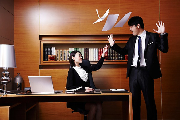 포토 JPG 외국인 해외기획촬영 직업 라이프스타일 여자 남자 종이 의자 비즈니스 2011년중국 탁자 책장 실내 서기 사람 앉기 동양인 정장 20대 성인 두명 책 비즈니스라이프 노트북 컴퓨터 사무실 중국인 다이어리 중국 놀람 분노 스탠드 직장인 비즈니스맨 비즈니스우먼 던지기 목표 계획 상사 꾸지람 보고 청도 책상 보고서 문서 부하 열정 결재 업무보고 청년만 성인만 국내포토 옷 감정 아시아 가구 컨셉 모션 조명 표정 인종 청년 내부 생활 전자제품 사무용품 발표 체벌 파일형식