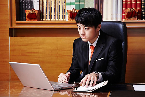 포토 JPG 외국인 해외기획촬영 직업 라이프스타일 응시 남자 인터넷 의자 비즈니스 2011년중국 탁자 책장 실내 한명 사람 앉기 동양인 정장 상반신 20대 성인 책 비즈니스라이프 노트북 컴퓨터 사무실 중국인 다이어리 중국 웹서핑 업무 직장인 비즈니스맨 작업실 목표 계획 청도 집중 책상 문서 열정 남자만 남자한명만 성인남자만 청년만 청년남자만 청년남자한명만 성인한명만 성인남자한명만 성인만 국내포토 1 시선 옷 감정 아시아 가구 컨셉 모션 인종 청년 내부 생활 전자제품 사무용품 작업 파일형식