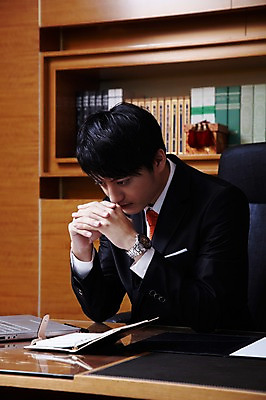 포토 JPG 외국인 해외기획촬영 직업 라이프스타일 남자 생각 의자 비즈니스 2011년중국 탁자 책장 스트레스 실내 한명 사람 앉기 동양인 정장 상반신 20대 성인 옆모습 책 비즈니스라이프 노트북 컴퓨터 사무실 중국인 다이어리 중국 업무 직장인 비즈니스맨 작업실 목표 계획 청도 집중 책상 고민 문서 열정 남자만 남자한명만 성인남자만 청년만 청년남자만 청년남자한명만 성인한명만 성인남자한명만 성인만 국내포토 1 옷 감정 아시아 뷰포인트 가구 컨셉 모션 인종 청년 내부 생활 전자제품 사무용품 작업 파일형식
