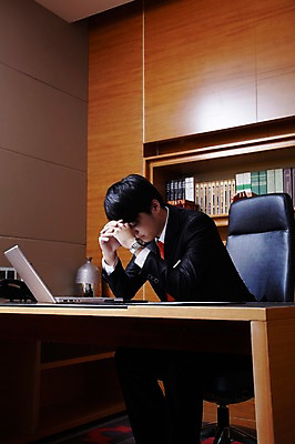 포토 JPG 외국인 해외기획촬영 직업 라이프스타일 남자 생각 의자 비즈니스 2011년중국 탁자 책장 스트레스 실내 한명 사람 앉기 동양인 정장 20대 성인 옆모습 책 비즈니스라이프 노트북 컴퓨터 사무실 중국인 중국 업무 직장인 비즈니스맨 작업실 목표 계획 청도 집중 책상 고민 열정 남자만 남자한명만 성인남자만 청년만 청년남자만 청년남자한명만 성인한명만 성인남자한명만 성인만 국내포토 1 옷 감정 아시아 뷰포인트 가구 컨셉 모션 인종 청년 내부 생활 전자제품 작업 파일형식