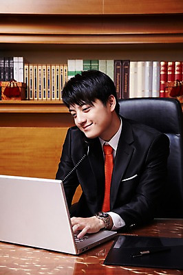 포토 JPG 외국인 해외기획촬영 직업 라이프스타일 응시 남자 의자 비즈니스 2011년중국 탁자 책장 실내 한명 미소 웃음 사람 앉기 동양인 정장 상반신 20대 성인 앞모습 책 비즈니스라이프 노트북 컴퓨터 중국인 중국 웹서핑 업무 직장인 비즈니스맨 작업실 목표 계획 청도 전화기 책상 열정 통화 남자만 남자한명만 성인남자만 청년만 청년남자만 청년남자한명만 성인한명만 성인남자한명만 성인만 국내포토 1 시선 옷 감정 아시아 뷰포인트 가구 컨셉 모션 표정 인종 청년 내부 생활 전자제품 작업 파일형식
