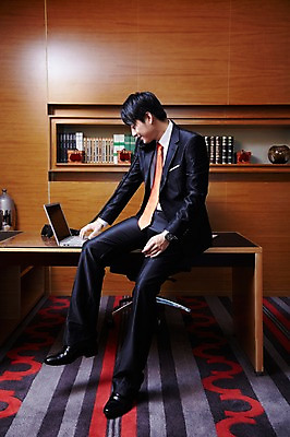 포토 JPG 전신 외국인 해외기획촬영 직업 라이프스타일 남자 비즈니스 2011년중국 탁자 책장 실내 한명 미소 웃음 사람 동양인 정장 20대 성인 옆모습 책 비즈니스라이프 노트북 컴퓨터 중국인 중국 업무 직장인 비즈니스맨 작업실 목표 계획 청도 전화기 책상 열정 통화 걸터앉기 남자만 남자한명만 성인남자만 청년만 청년남자만 청년남자한명만 성인한명만 성인남자한명만 성인만 국내포토 1 옷 감정 아시아 뷰포인트 가구 컨셉 모션 표정 앉기 인종 청년 내부 생활 전자제품 작업 파일형식