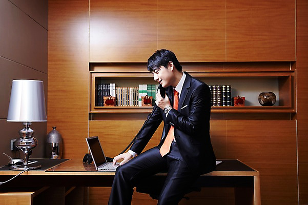포토 JPG 외국인 해외기획촬영 직업 라이프스타일 남자 비즈니스 2011년중국 탁자 책장 실내 한명 미소 웃음 들기 사람 동양인 정장 20대 성인 옆모습 책 비즈니스라이프 노트북 컴퓨터 중국인 중국 스탠드 업무 직장인 비즈니스맨 작업실 목표 계획 청도 전화기 책상 열정 통화 걸터앉기 남자만 남자한명만 성인남자만 청년만 청년남자만 청년남자한명만 성인한명만 성인남자한명만 성인만 국내포토 1 옷 감정 아시아 뷰포인트 가구 컨셉 모션 조명 표정 앉기 인종 청년 내부 생활 전자제품 작업 파일형식