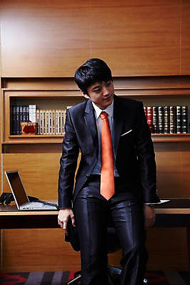 포토 JPG 외국인 해외기획촬영 직업 라이프스타일 남자 비즈니스 2011년중국 탁자 책장 실내 피곤 한명 들기 사람 동양인 정장 20대 성인 앞모습 책 비즈니스라이프 노트북 컴퓨터 중국인 중국 업무 직장인 비즈니스맨 작업실 목표 계획 청도 전화기 책상 열정 통화 걸터앉기 남자만 남자한명만 성인남자만 청년만 청년남자만 청년남자한명만 성인한명만 성인남자한명만 성인만 국내포토 1 옷 감정 아시아 뷰포인트 가구 컨셉 모션 앉기 인종 청년 내부 생활 전자제품 작업 파일형식
