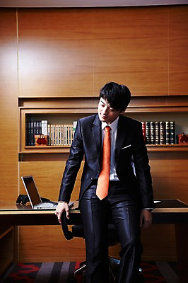 포토 JPG 외국인 해외기획촬영 직업 라이프스타일 남자 비즈니스 2011년중국 탁자 책장 실내 피곤 한명 들기 사람 동양인 정장 20대 성인 앞모습 책 비즈니스라이프 노트북 컴퓨터 중국인 중국 업무 직장인 비즈니스맨 작업실 목표 계획 청도 전화기 책상 열정 통화 걸터앉기 남자만 남자한명만 성인남자만 청년만 청년남자만 청년남자한명만 성인한명만 성인남자한명만 성인만 국내포토 1 옷 감정 아시아 뷰포인트 가구 컨셉 모션 앉기 인종 청년 내부 생활 전자제품 작업 파일형식