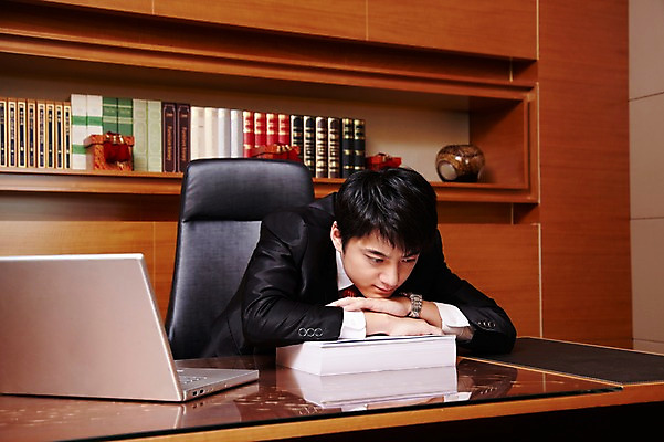 포토 JPG 외국인 해외기획촬영 직업 라이프스타일 남자 엎드리기 생각 의자 비즈니스 2011년중국 탁자 책장 스트레스 실내 한명 사람 앉기 동양인 정장 상반신 20대 성인 책 비즈니스라이프 노트북 컴퓨터 사무실 중국인 중국 업무 직장인 비즈니스맨 작업실 목표 계획 청도 책상 고민 문서 열정 남자만 남자한명만 성인남자만 청년만 청년남자만 청년남자한명만 성인한명만 성인남자한명만 성인만 국내포토 1 옷 감정 아시아 가구 컨셉 모션 인종 청년 내부 생활 전자제품 작업 파일형식