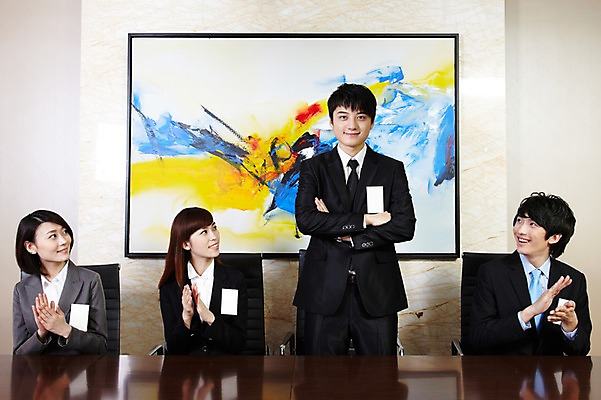 포토 JPG 외국인 해외기획촬영 직업 라이프스타일 응시 여자 남자 액자 의자 비즈니스 2011년중국 탁자 실내 서기 미소 웃음 사람 앉기 동양인 정장 여러명 상반신 20대 성인 앞모습 비즈니스라이프 사무실 중국인 팔짱 중국 구직 축하 직장인 비즈니스맨 비즈니스우먼 자신감 목표 계획 이름표 박수 청도 회의실 신입사원 면접 열정 미팅룸 청년만 성인만 국내포토 시선 옷 감정 아시아 뷰포인트 가구 다수 컨셉 모션 표정 인종 손짓 청년 내부 생활 파일형식