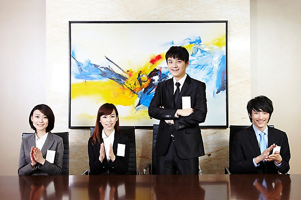 포토 JPG 외국인 해외기획촬영 직업 라이프스타일 여자 남자 액자 의자 비즈니스 2011년중국 탁자 실내 서기 미소 웃음 사람 앉기 동양인 정장 여러명 상반신 20대 성인 앞모습 비즈니스라이프 사무실 중국인 팔짱 중국 구직 축하 직장인 비즈니스맨 비즈니스우먼 자신감 목표 계획 이름표 박수 청도 회의실 신입사원 면접 열정 미팅룸 청년만 성인만 국내포토 옷 감정 아시아 뷰포인트 가구 다수 컨셉 모션 표정 인종 손짓 청년 내부 생활 파일형식