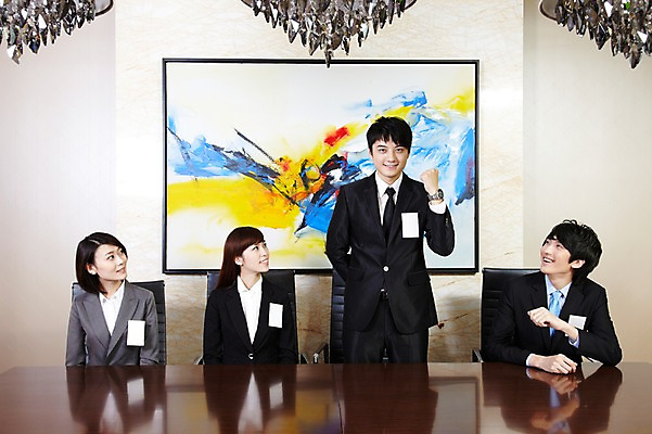 포토 JPG 외국인 해외기획촬영 직업 라이프스타일 응시 여자 남자 액자 의자 비즈니스 2011년중국 탁자 실내 서기 미소 웃음 사람 앉기 동양인 정장 손짓 여러명 상반신 20대 성인 앞모습 비즈니스라이프 사무실 중국인 파이팅 중국 주먹 구직 직장인 비즈니스맨 비즈니스우먼 자신감 목표 계획 이름표 청도 회의실 신입사원 면접 열정 미팅룸 청년만 성인만 국내포토 시선 옷 감정 아시아 뷰포인트 가구 다수 컨셉 모션 표정 인종 청년 내부 생활 파일형식