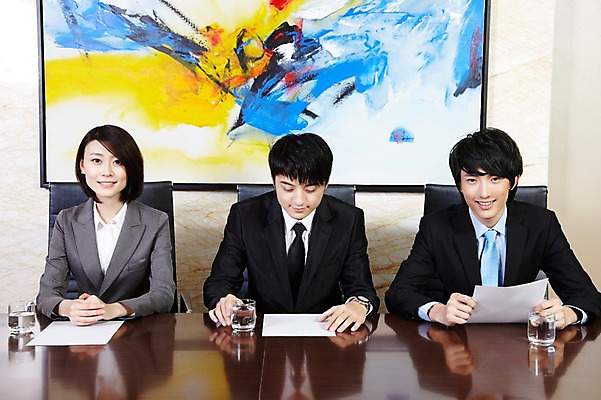 포토 JPG 외국인 해외기획촬영 직업 라이프스타일 여자 남자 액자 의자 비즈니스 2011년중국 탁자 잔 실내 미소 웃음 사람 앉기 동양인 정장 손짓 상반신 20대 성인 앞모습 컵 세명 비즈니스라이프 사무실 중국인 중국 구직 직장인 비즈니스맨 비즈니스우먼 목표 계획 질문 청도 물컵 회의실 면접 문서 열정 미팅룸 권유 면접관 청년만 성인만 국내포토 식기 옷 감정 아시아 뷰포인트 가구 컨셉 모션 표정 인종 청년 내부 생활 파일형식