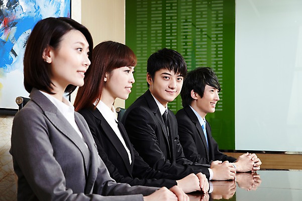 포토 JPG 외국인 해외기획촬영 직업 라이프스타일 여자 남자 액자 비즈니스 2011년중국 탁자 실내 미소 웃음 사람 앉기 동양인 정장 여러명 상반신 20대 성인 옆모습 비즈니스라이프 사무실 중국인 중국 구직 직장인 비즈니스맨 비즈니스우먼 목표 계획 청도 회의실 신입사원 면접 열정 미팅룸 청년만 성인만 국내포토 옷 감정 아시아 뷰포인트 가구 다수 컨셉 모션 표정 인종 청년 내부 생활 파일형식