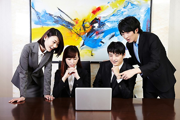 포토 JPG 외국인 해외기획촬영 직업 라이프스타일 응시 여자 남자 액자 인터넷 의자 비즈니스 2011년중국 탁자 회의 실내 서기 미소 웃음 사람 앉기 동양인 정장 여러명 20대 성인 앞모습 비즈니스라이프 노트북 컴퓨터 사무실 중국인 중국 모임 웹서핑 업무 직장인 비즈니스맨 비즈니스우먼 작업실 목표 계획 청도 동료 회의실 열정 미팅룸 청년만 성인만 국내포토 시선 옷 감정 아시아 뷰포인트 가구 다수 컨셉 관계 모션 표정 인종 청년 내부 생활 전자제품 작업 파일형식