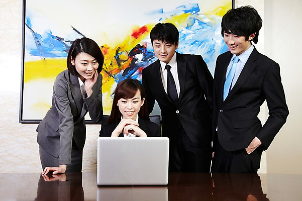 포토 JPG 외국인 해외기획촬영 직업 라이프스타일 응시 여자 남자 액자 인터넷 의자 비즈니스 2011년중국 탁자 회의 실내 서기 미소 웃음 사람 앉기 동양인 정장 여러명 20대 성인 앞모습 비즈니스라이프 노트북 컴퓨터 사무실 중국인 중국 모임 웹서핑 업무 직장인 비즈니스맨 비즈니스우먼 작업실 목표 계획 청도 동료 회의실 열정 미팅룸 청년만 성인만 국내포토 시선 옷 감정 아시아 뷰포인트 가구 다수 컨셉 관계 모션 표정 인종 청년 내부 생활 전자제품 작업 파일형식