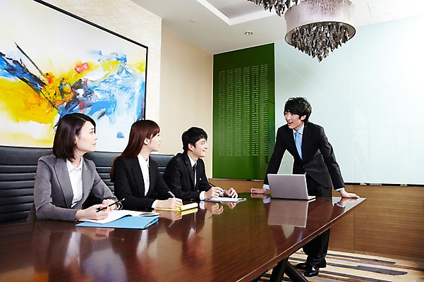 포토 JPG 외국인 해외기획촬영 직업 라이프스타일 여자 남자 액자 의자 비즈니스 2011년중국 탁자 회의 실내 설명 서기 미소 웃음 사람 앉기 동양인 정장 여러명 20대 성인 비즈니스라이프 노트북 컴퓨터 사무실 중국인 중국 모임 업무 직장인 비즈니스맨 비즈니스우먼 발표 작업실 목표 계획 청도 프레젠테이션 동료 회의실 리더 문서 열정 미팅룸 청년만 성인만 팀장 국내포토 옷 감정 아시아 가구 다수 컨셉 관계 모션 표정 인종 청년 내부 생활 전자제품 작업 파일형식