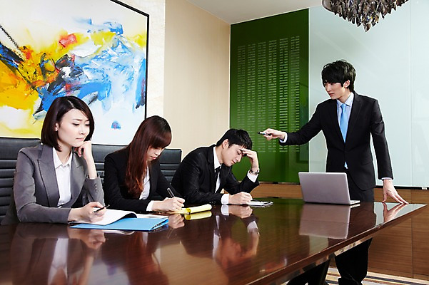 포토 JPG 외국인 해외기획촬영 직업 라이프스타일 여자 남자 액자 의자 비즈니스 2011년중국 탁자 회의 실내 설명 서기 사람 앉기 동양인 정장 여러명 20대 성인 비즈니스라이프 노트북 컴퓨터 사무실 중국인 중국 모임 분노 업무 직장인 비즈니스맨 비즈니스우먼 발표 작업실 목표 계획 꾸지람 청도 프레젠테이션 동료 회의실 리더 문서 열정 미팅룸 청년만 성인만 팀장 국내포토 옷 감정 아시아 가구 다수 컨셉 관계 모션 인종 청년 내부 생활 전자제품 작업 체벌 파일형식