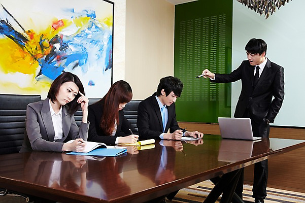 포토 JPG 외국인 해외기획촬영 직업 라이프스타일 여자 남자 액자 의자 비즈니스 2011년중국 탁자 회의 실내 설명 서기 사람 앉기 동양인 정장 여러명 20대 성인 비즈니스라이프 노트북 컴퓨터 사무실 중국인 중국 모임 분노 업무 직장인 비즈니스맨 비즈니스우먼 발표 작업실 목표 계획 꾸지람 청도 프레젠테이션 동료 회의실 리더 문서 열정 미팅룸 청년만 성인만 팀장 국내포토 옷 감정 아시아 가구 다수 컨셉 관계 모션 인종 청년 내부 생활 전자제품 작업 체벌 파일형식