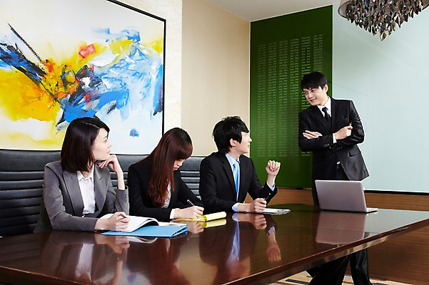 포토 JPG 외국인 해외기획촬영 직업 라이프스타일 여자 남자 액자 의자 비즈니스 2011년중국 탁자 회의 실내 설명 서기 사람 앉기 동양인 정장 여러명 20대 성인 비즈니스라이프 노트북 컴퓨터 사무실 중국인 중국 모임 업무 직장인 비즈니스맨 비즈니스우먼 발표 작업실 목표 계획 청도 프레젠테이션 동료 회의실 리더 문서 열정 미팅룸 청년만 성인만 팀장 국내포토 옷 감정 아시아 가구 다수 컨셉 관계 모션 인종 청년 내부 생활 전자제품 작업 파일형식